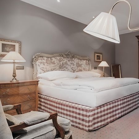 Schlosshotel Berlín Exterior foto A bed with a bed skirt