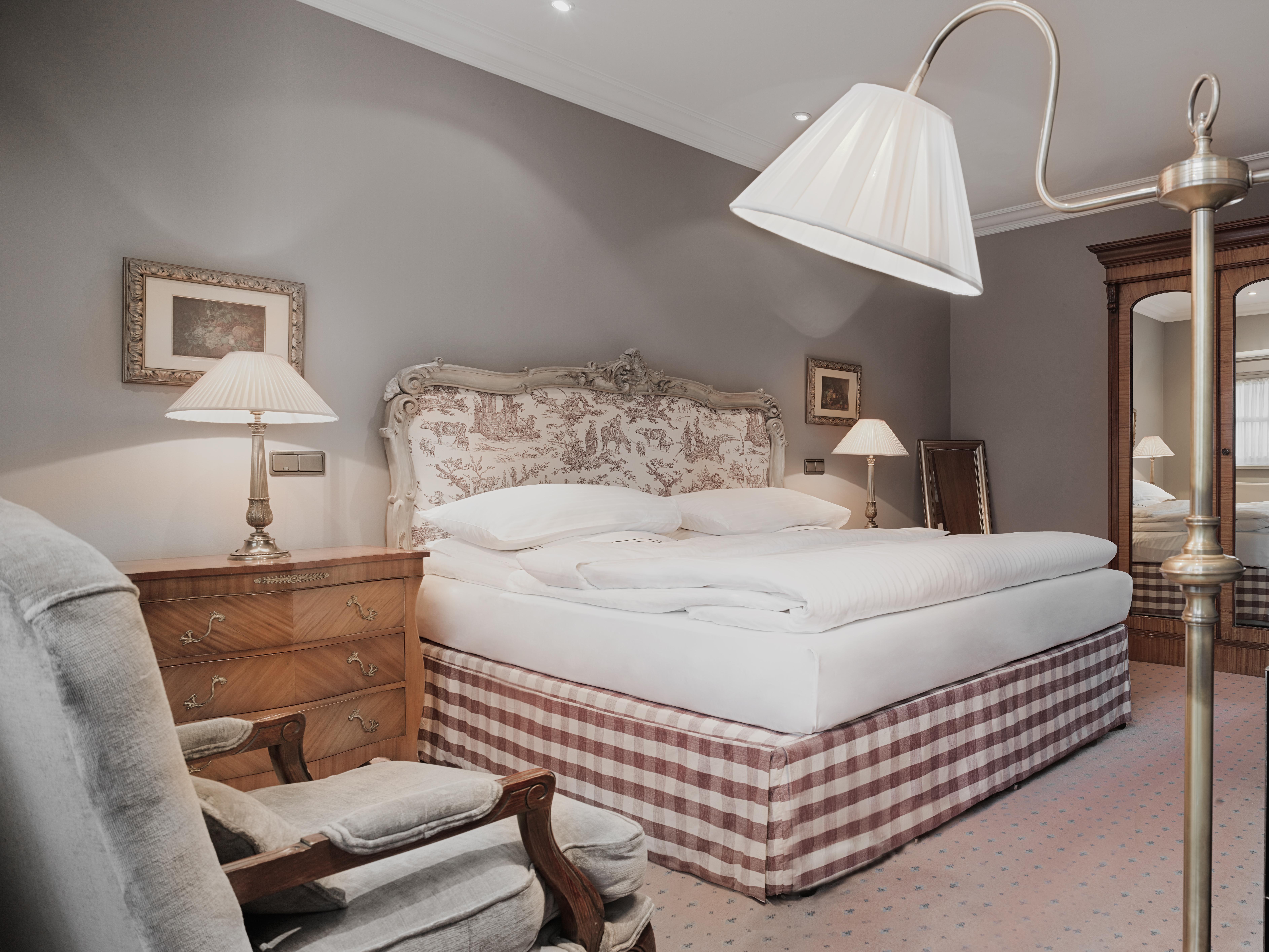 Schlosshotel Berlín Exterior foto A bed with a bed skirt