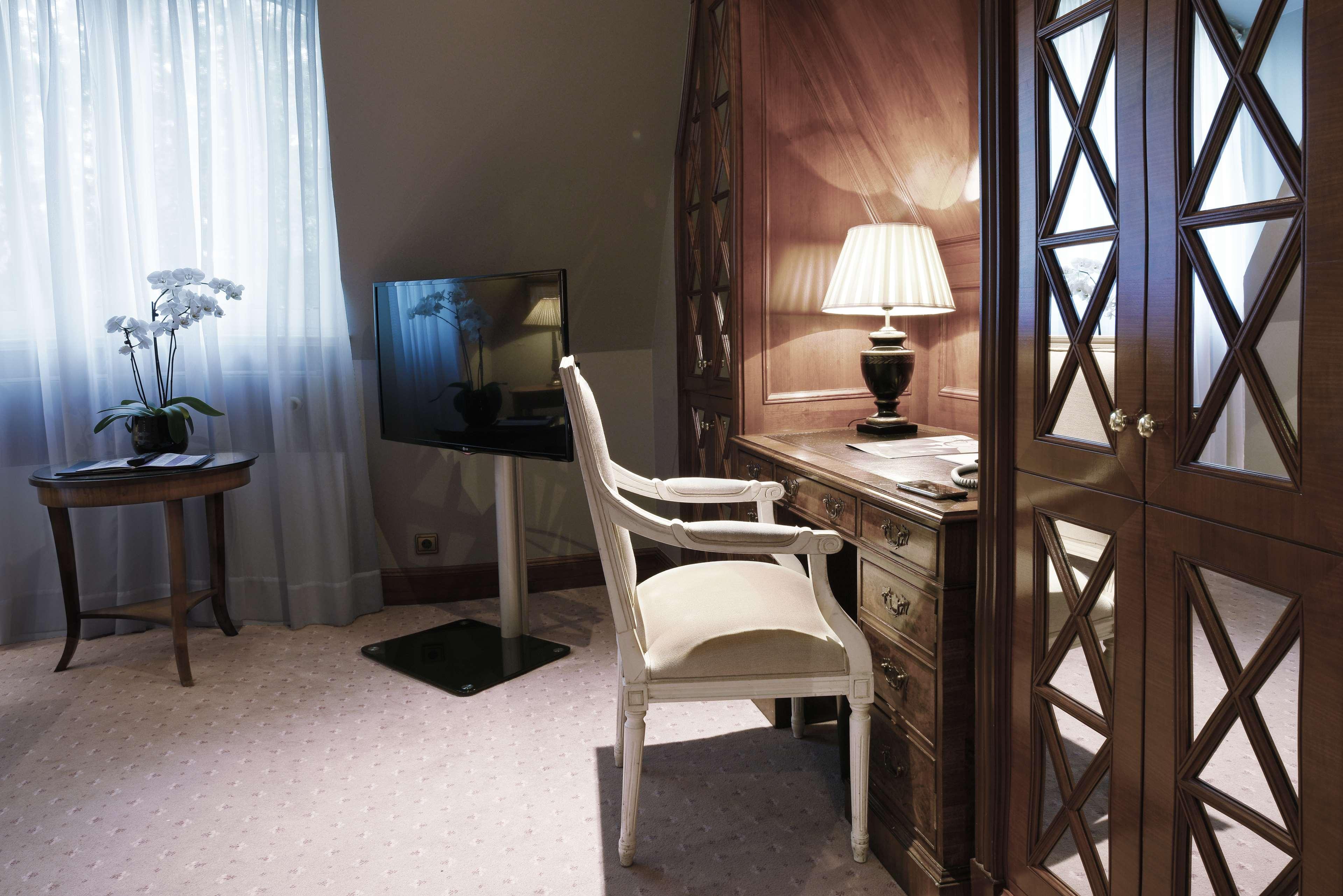 Schlosshotel Berlín Exterior foto A room at the hotel