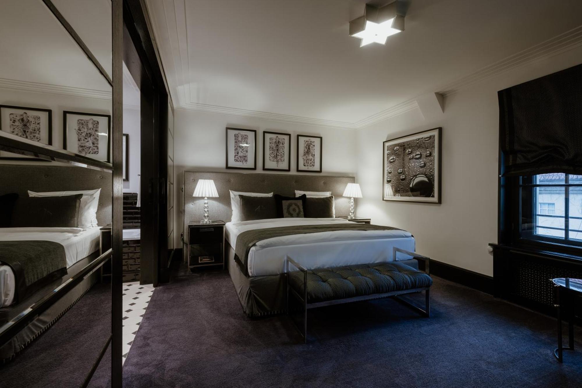 Schlosshotel Berlín Exterior foto A bedroom at the hotel