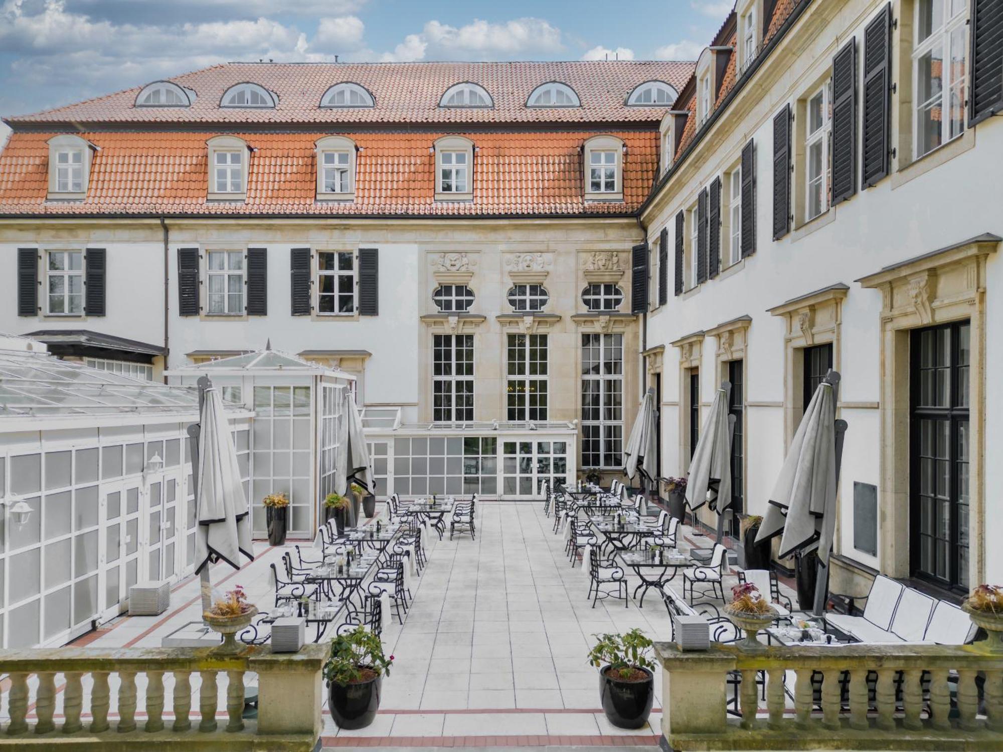 Schlosshotel Berlín Exterior foto The courtyard of the hotel